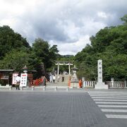 鳥居石段の前にあります。