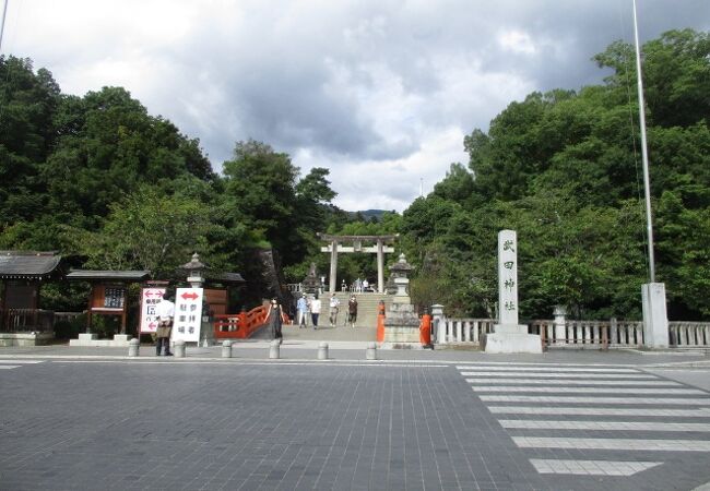 鳥居石段の前にあります。