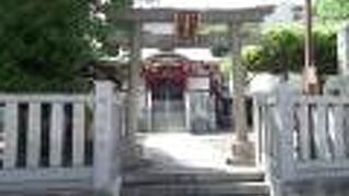 色鮮やかな社殿の柱