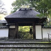 風情あるかやぶき屋根の山門と青紅葉