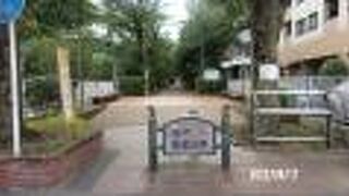 亀戸緑道と大島緑道が連続した公園です。