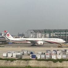 これには乗りませんがﾊﾞﾝｸﾞﾗﾃﾞｼｭ航空の飛行機