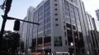 札幌時計台の角にある撮影スポットから、この北海道新聞社がよく見えます。