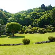 武雄市文化会館の敷地の中に残されている庭園