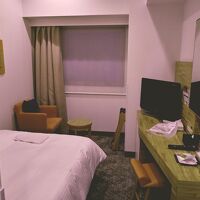 部屋は狭いが機能的。