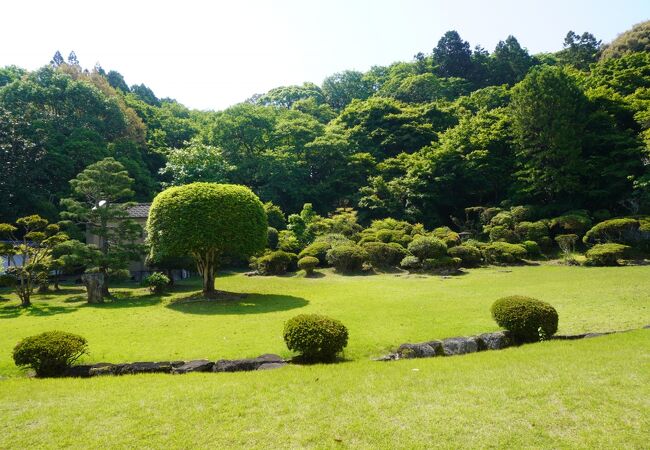 武雄市文化会館の敷地の中に残されている庭園