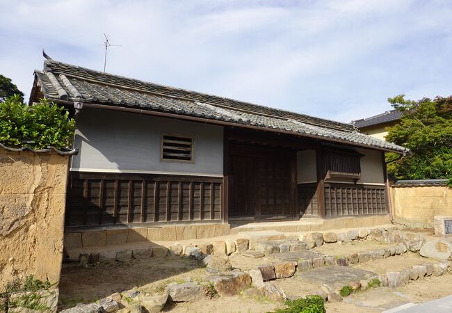 存在感のある立派な長屋門です