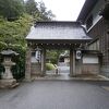 心安らぐ静寂の宿坊寺院の木々の葉音、池面に滴る水音の安らぎの環境