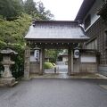 心安らぐ静寂の宿坊寺院の木々の葉音、池面に滴る水音の安らぎの環境