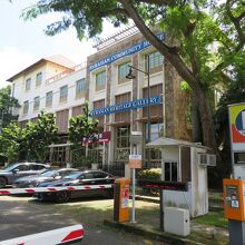 ユーラシアン・コミュニティ・ハウス一階に入っています。