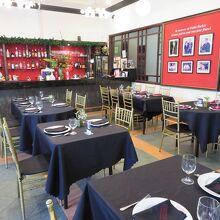 屋内席の一画。