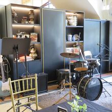 夜にはバンドも入ります。