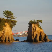 岬の先端とくぐり岩