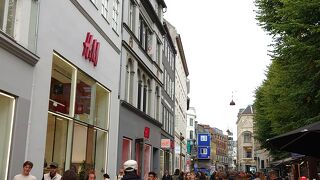 メインストリートだけど道幅狭め