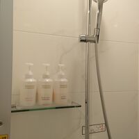 シャワーブース。ボトルのアメニティ。
