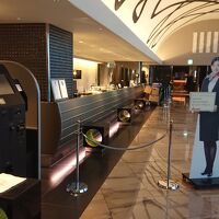 Check-out は自動精算機。