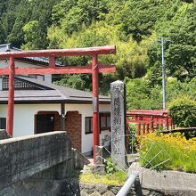 神社の入口で