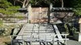 御陵は、御寺泉涌寺境内の東奥