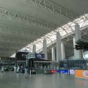 中国でも指折りの大型空港。地下鉄に乗れば広州市内へは約1時間ほど。