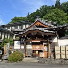 石湯の建物