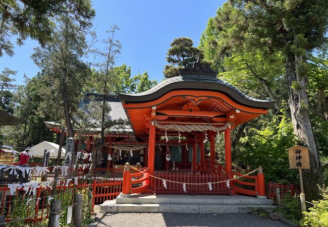 池に浮かぶ社殿