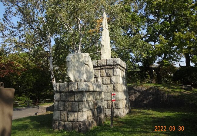 中島公園の中にある石碑です。