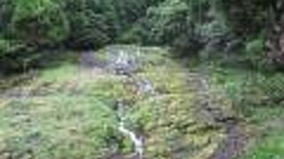 自分の庭にはこんな滝を造りたい。