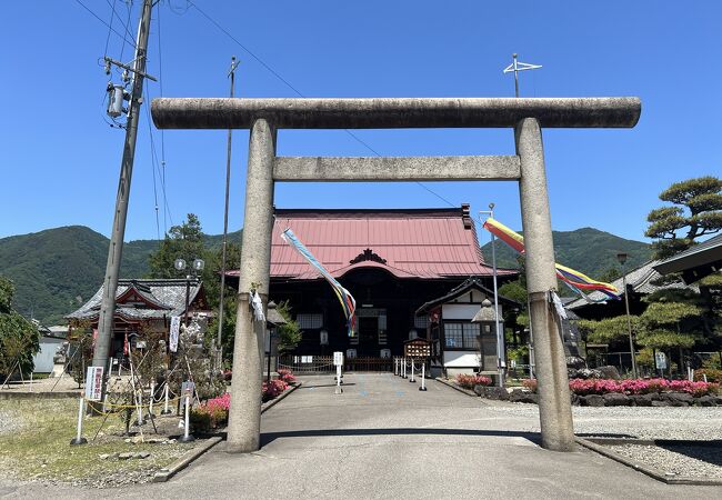 本殿には「光花明彩」の扁額