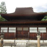 檜皮葺の仏殿は見ごたえあります。