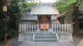 マンションに囲まれるようにして建っています