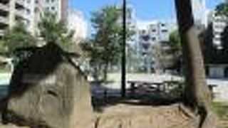 堀の護岸から出土した石垣石が保存されています