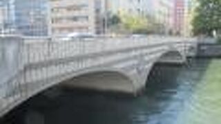 橋のたもとに桜が植えられています