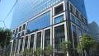 大型ディスプレイが設置されています