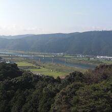 部屋の窓からは赤鉄橋の一部と四万十川が見渡せる