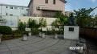 隅田川沿いにあります。