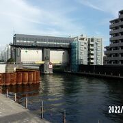 小名木川にある水門です。