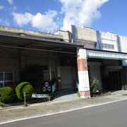 石和温泉街にある老舗ワイン工場です。