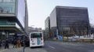 博多駅～天神を結ぶルートとしてバスが頻繁に走ります