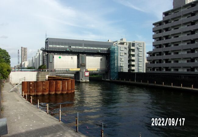 小名木川にある水門です。