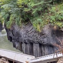 真名井の滝までの遊歩道と柱状節理の岩～