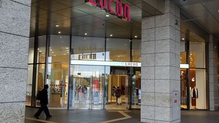 大阪駅前にあるショッピングモール