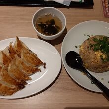 チャーハンと餃子の定食