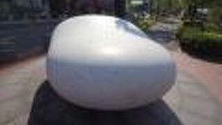 創成橋の近くにある丸くて白い石です。