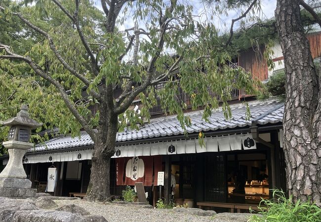 日牟禮八幡宮の参道にあるつぶら餅のお店