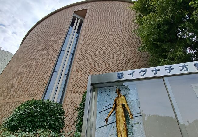 美しいステンドグラスですが撮影は禁止