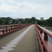 宇治川に映える朱色の橋