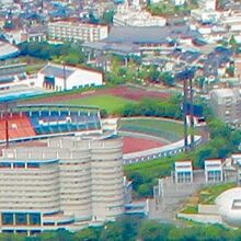 後ろに競技場、左にホテル