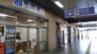 下関駅の通路沿いにあります