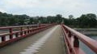 宇治川に映える朱色の橋