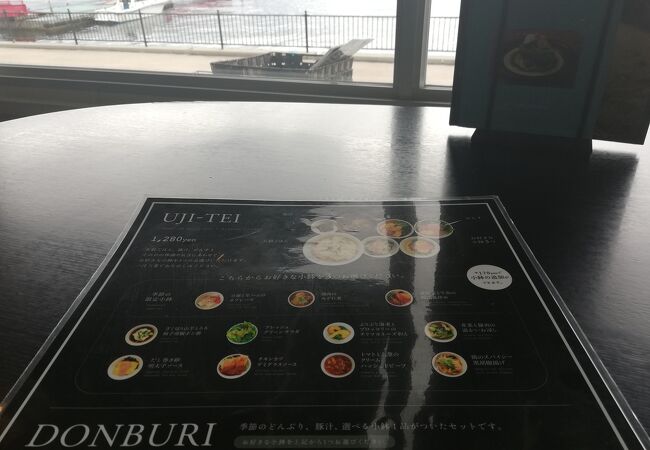 海辺の人気カフェです